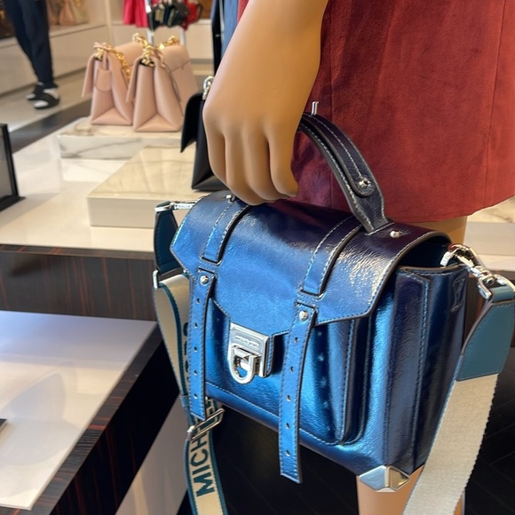 MICHAEL KORS
Manhattan Medium TH SCHOOL Crackled Metallic Leather SATCHEL
TEAL - Picture 3 of 16